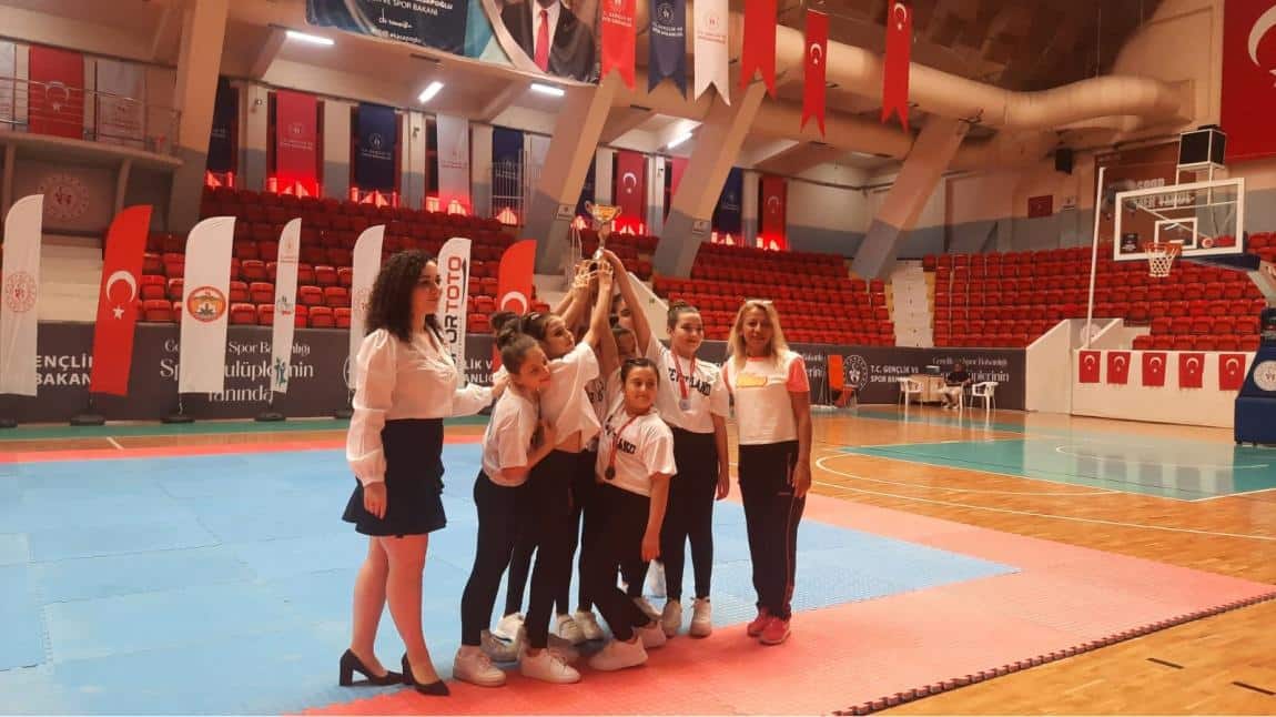 Öğrencilerimiz Step Aerobik Dans Yarışmasında Adana İkincisi Oldu…